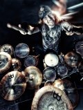 MILOŠ MEIER vyráží na turné s DRUMMING SYNDROME